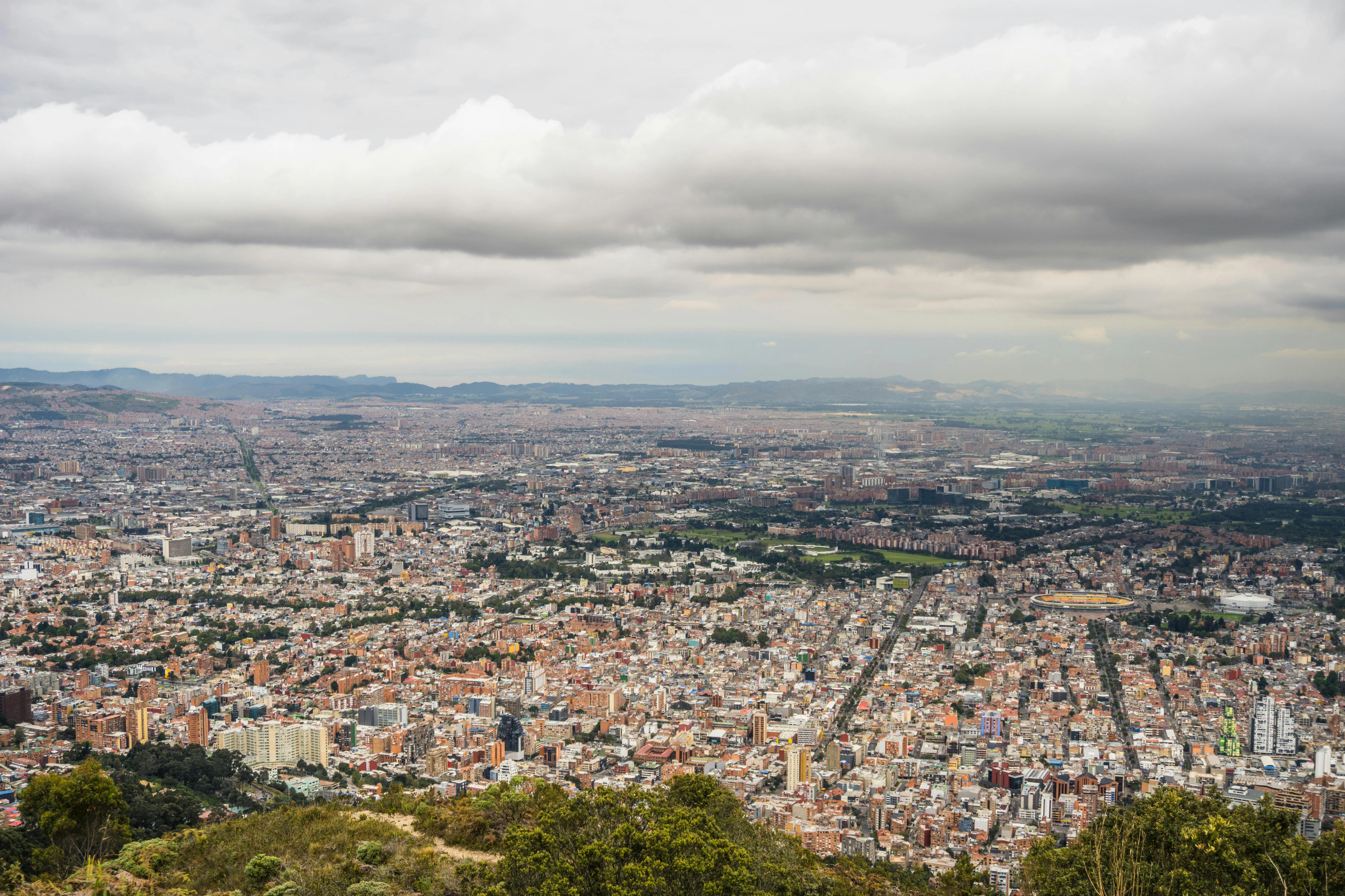 Vista panor&aacute;mica de la ciudad de Bogot&aacute; Colombia, con un cielo depejado