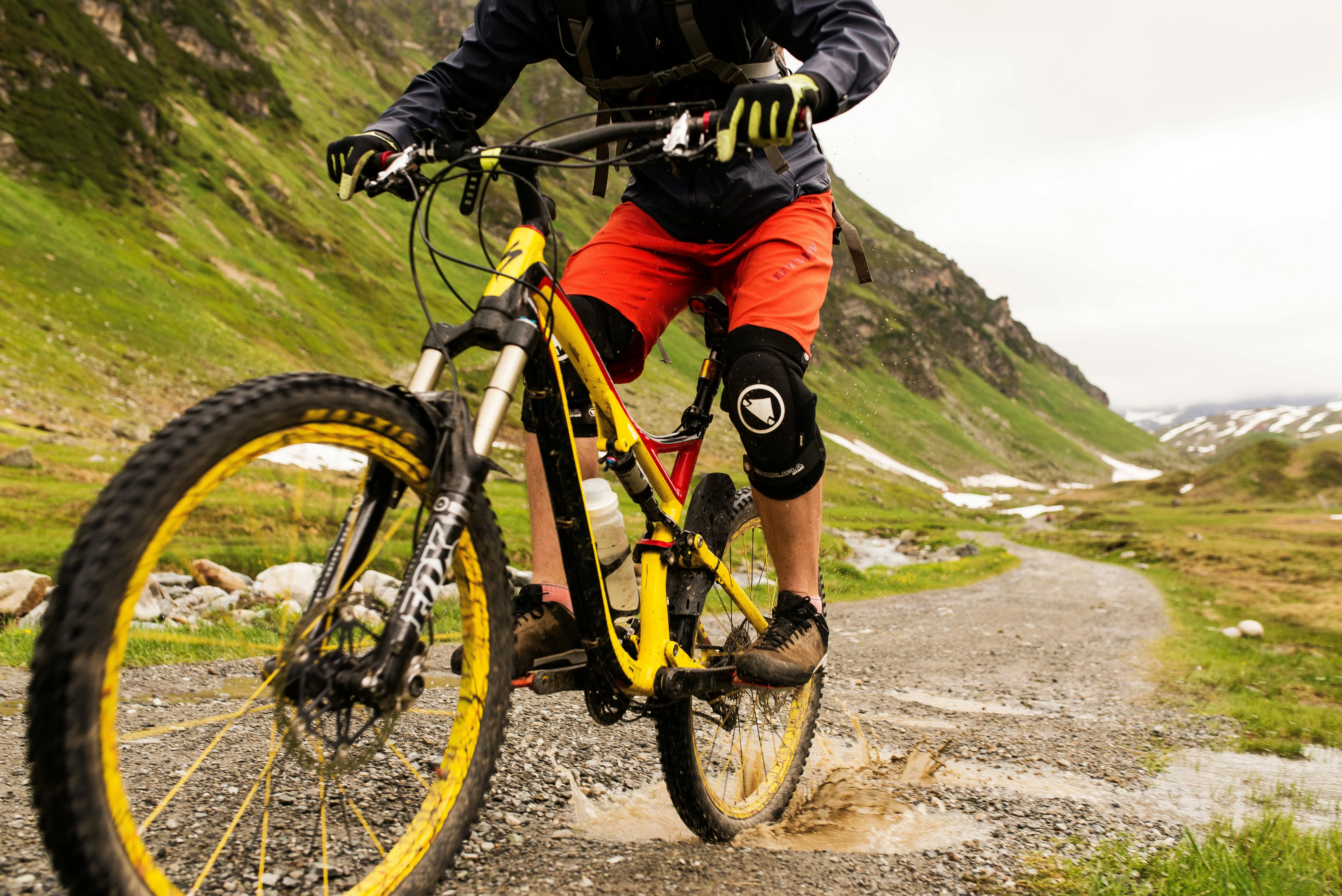 Persona montando bicicleta en una montaña