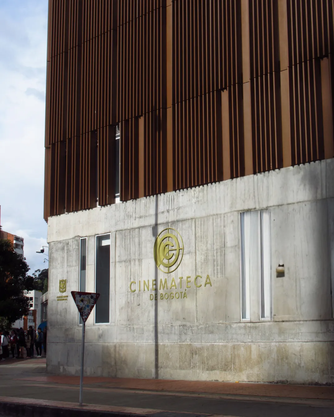 fachada de la cinemateca de Bogotá