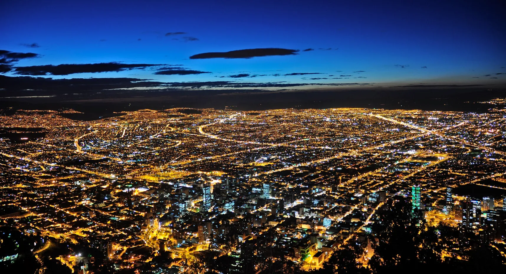 Ciudad de Bogotá en la noche con luces