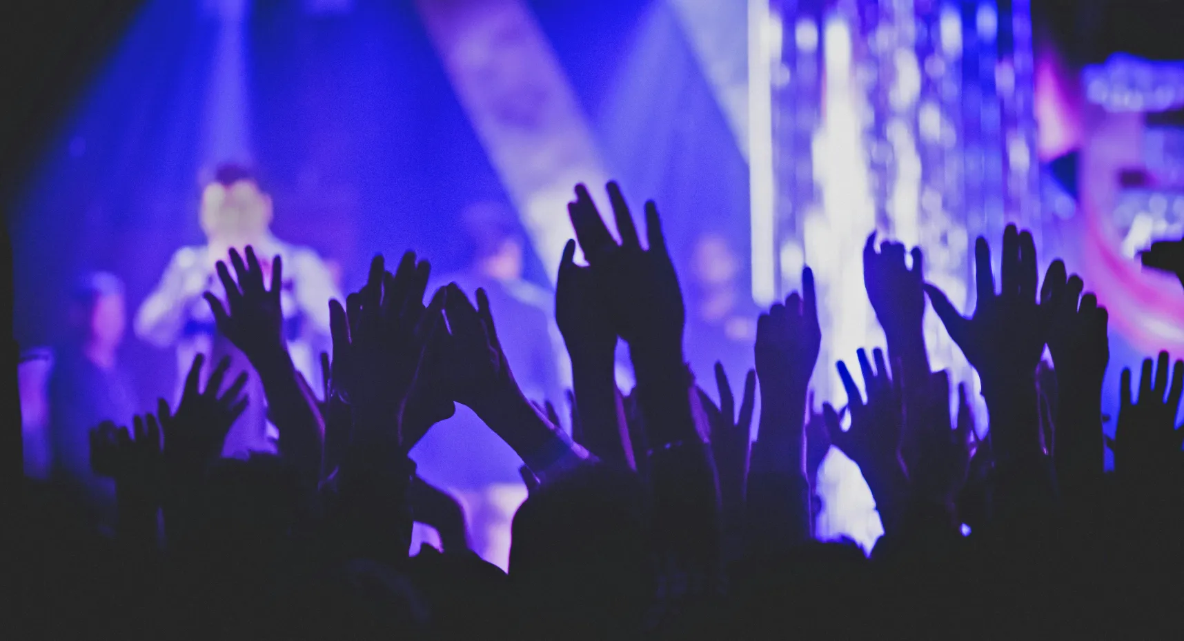 Manos de personas en un festival