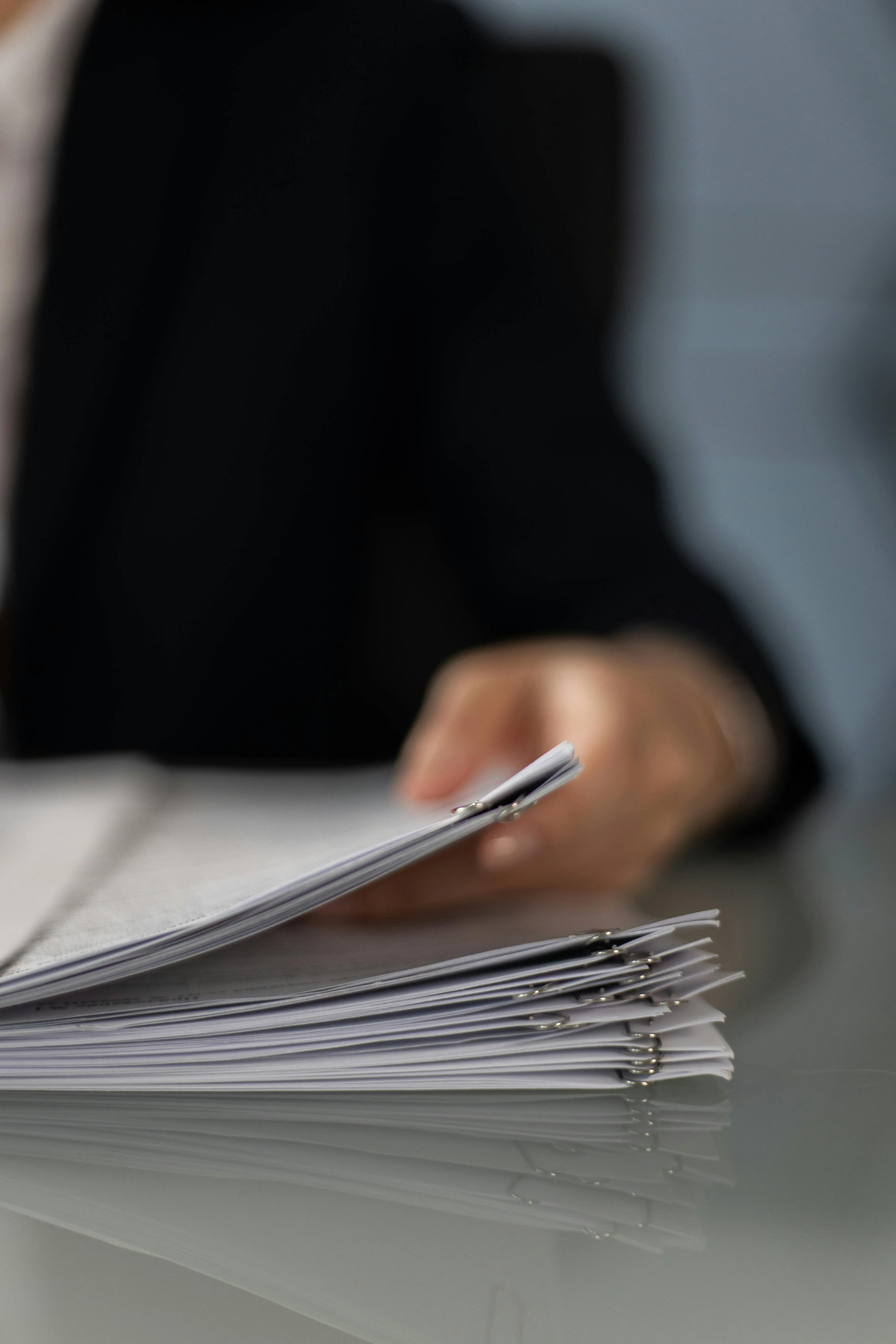 persona con documentos