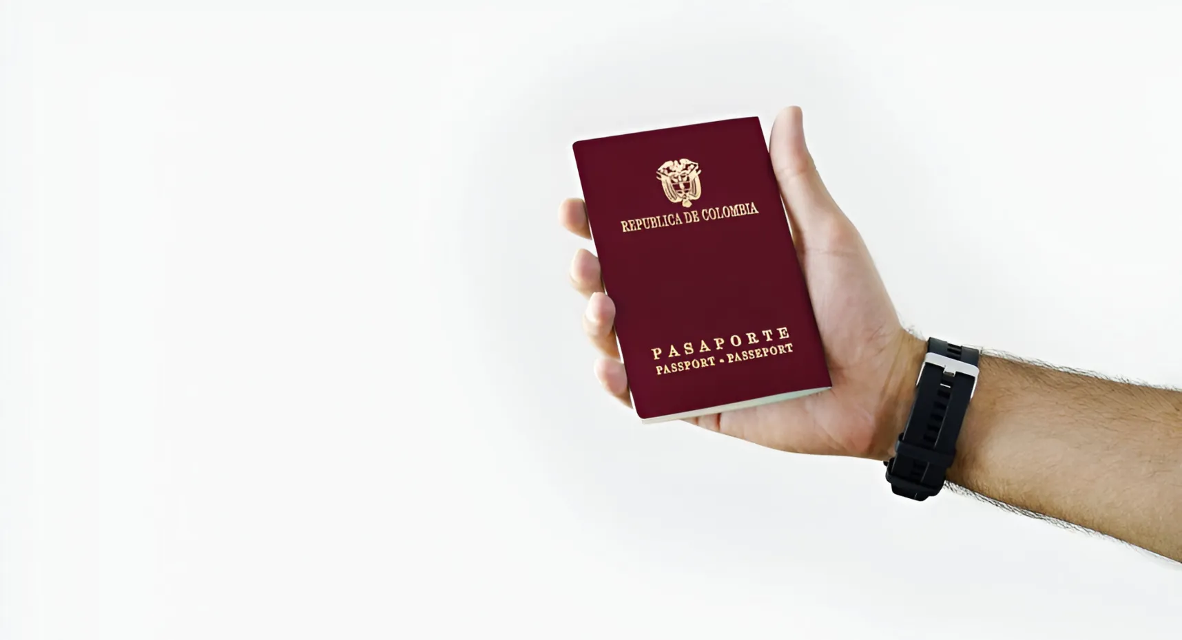 Mano sosteniendo un pasaporte colombiano