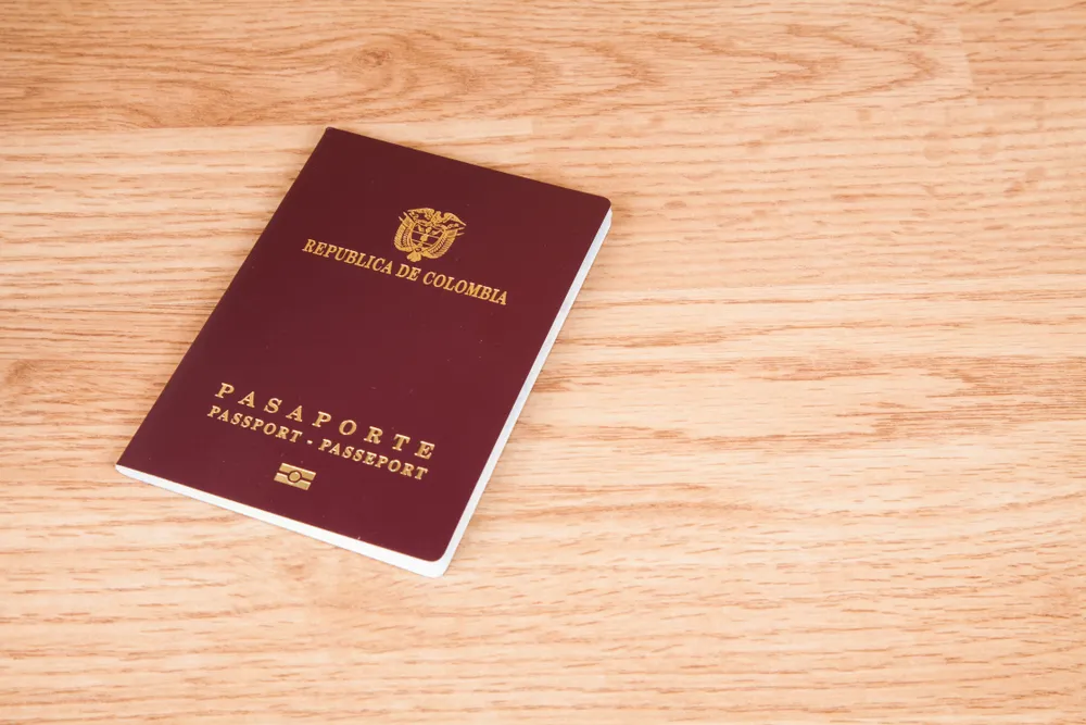 pasaporte colombiano sobre una mesa