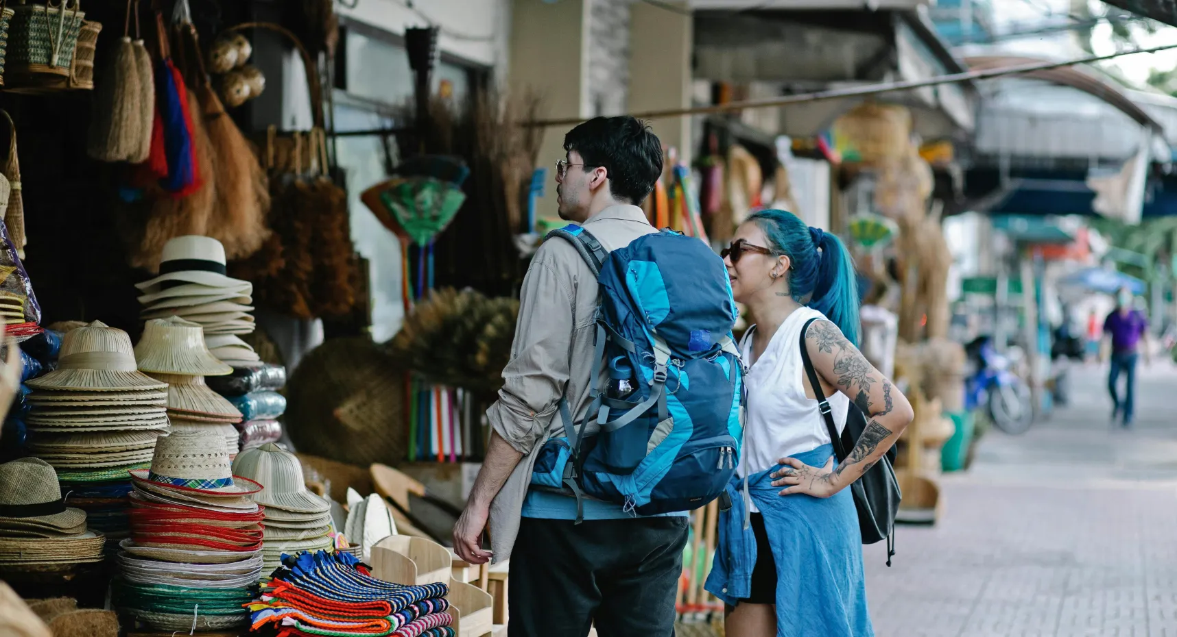 Personas comprando en un mercado callejero