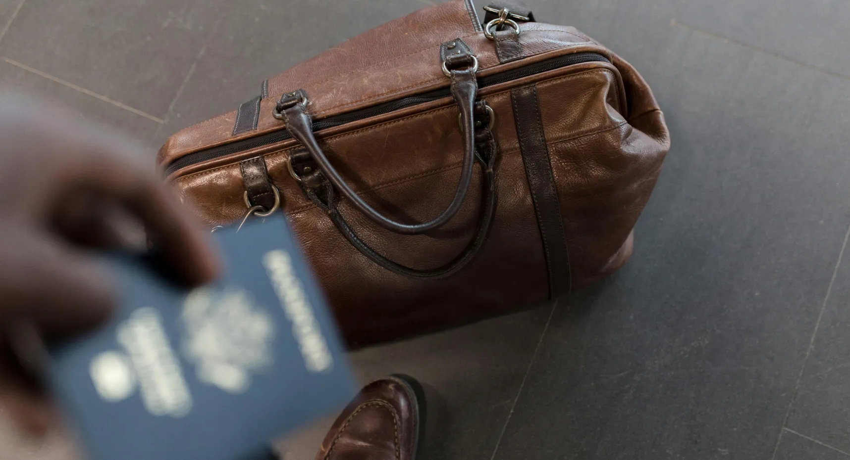 Persona con un pasaporte y una maleta