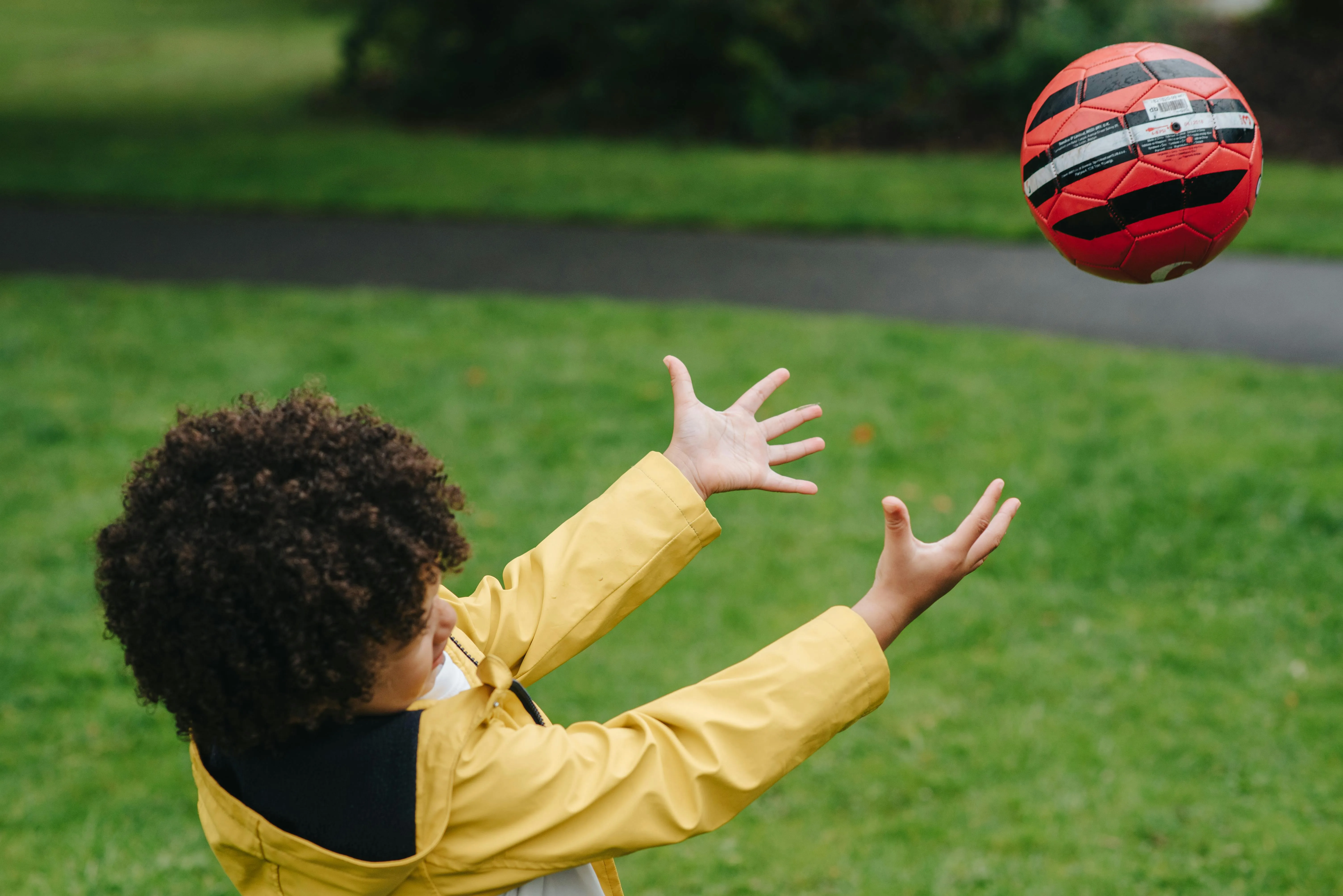 niño jugando con pelota