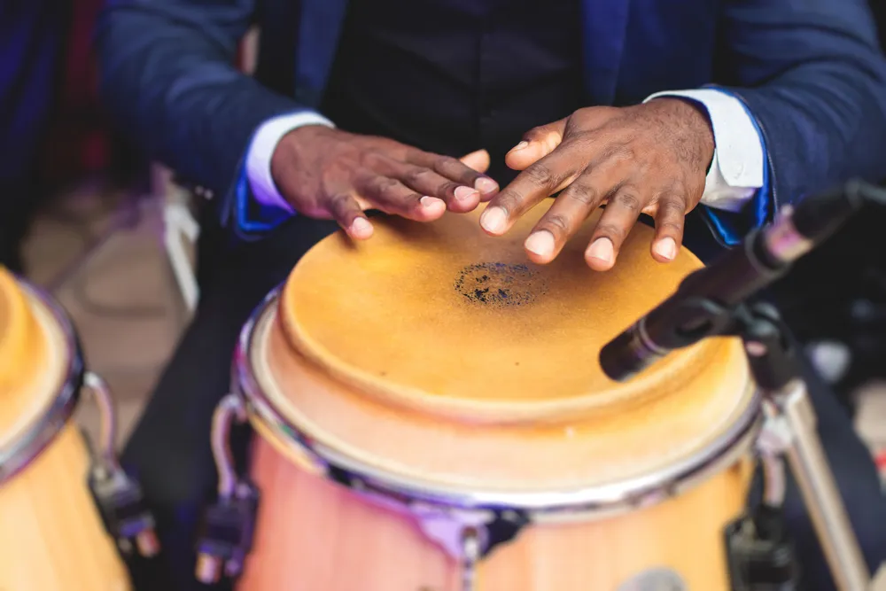 Persona tocando unas congas