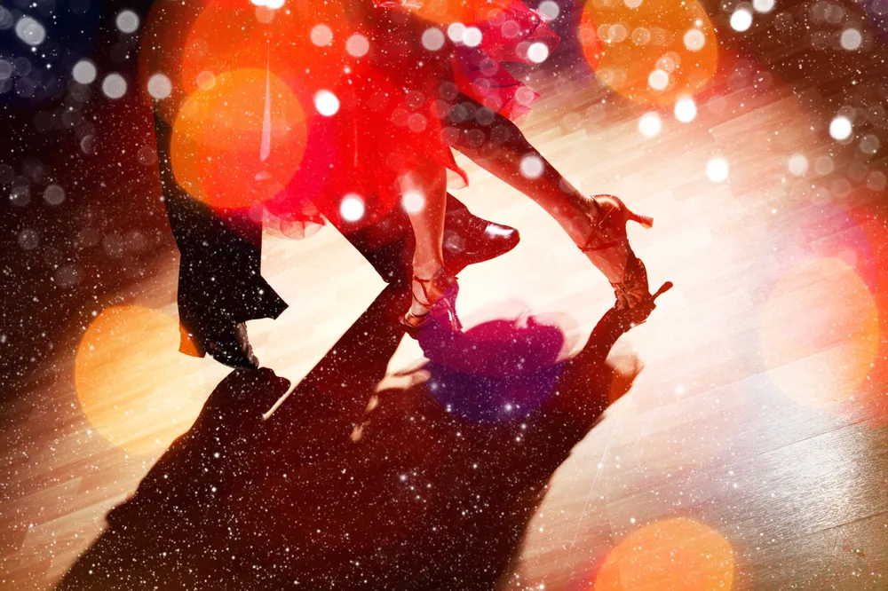 personas bailando salsa en una pista