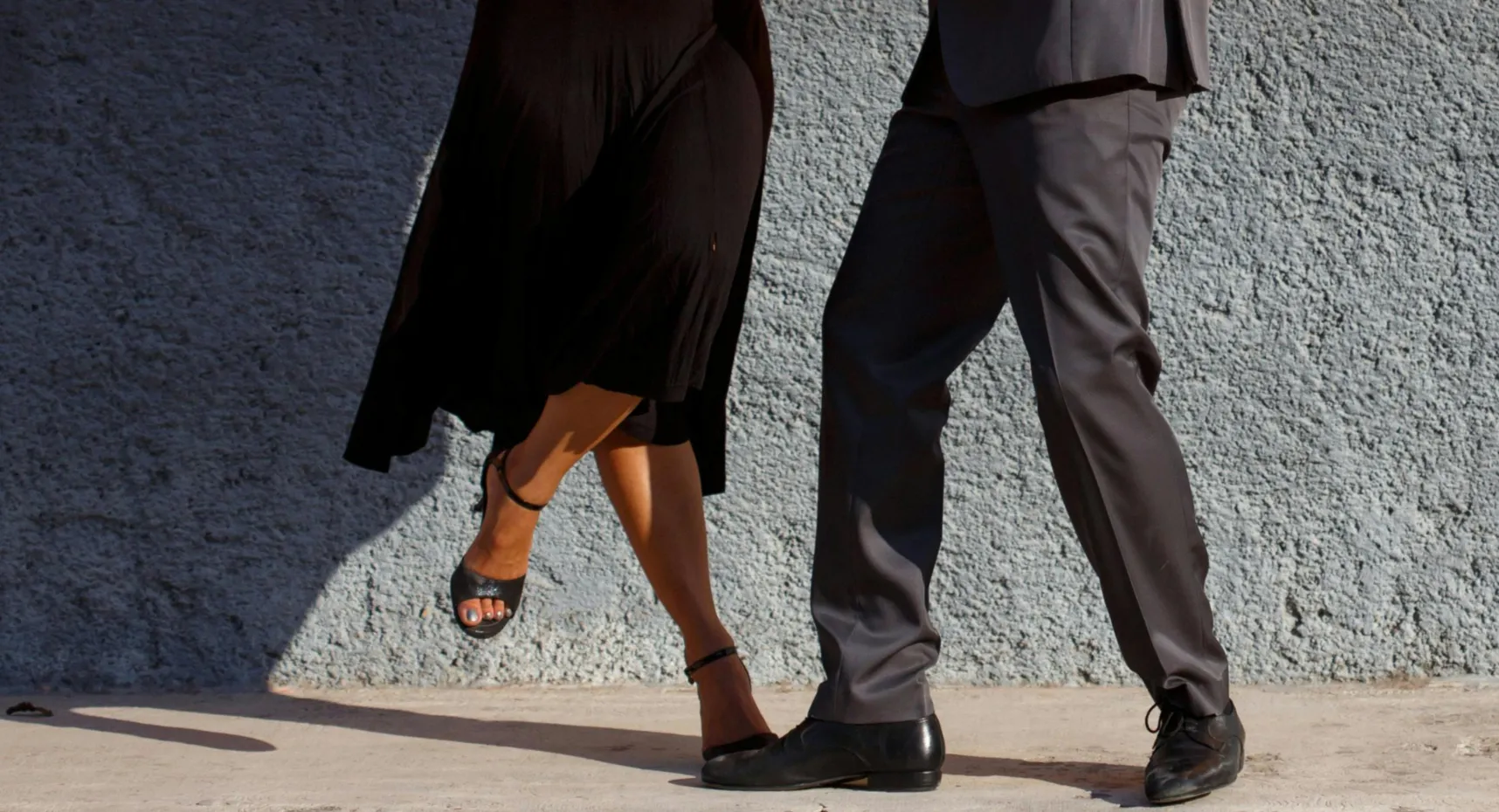 Personas bailando música salsa