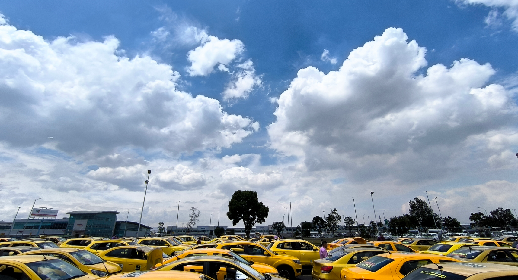 Parqueadero de taxis en el Aeropuerto El Dorado