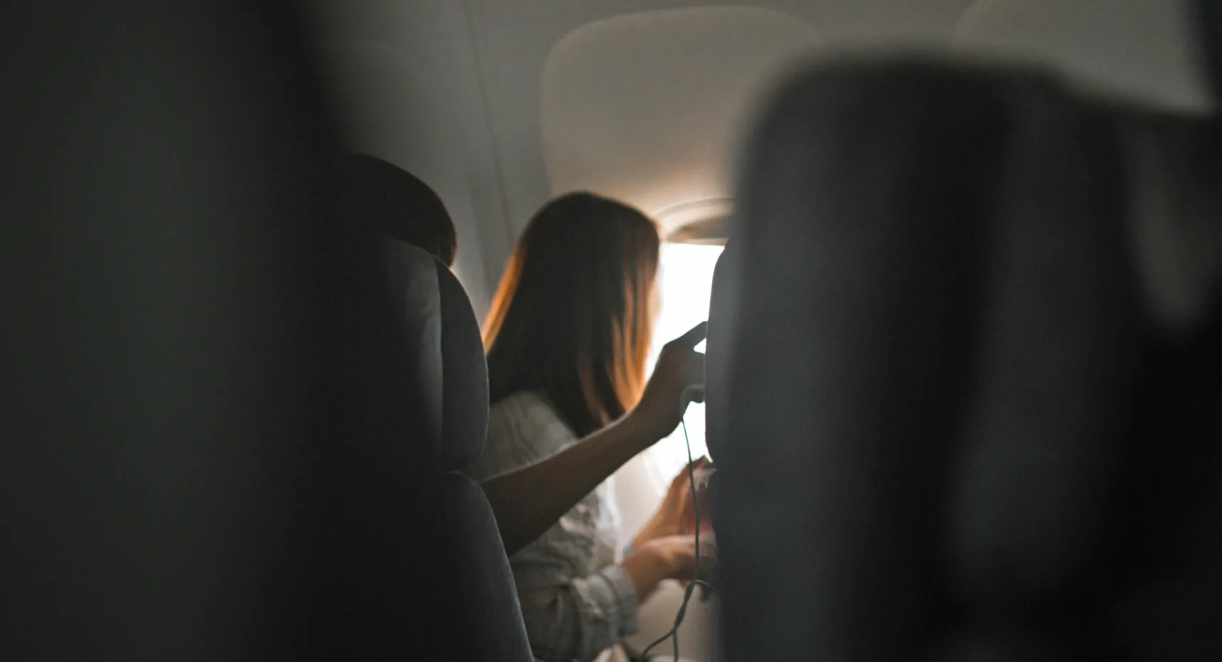 Persona mirando por la ventana de un avion