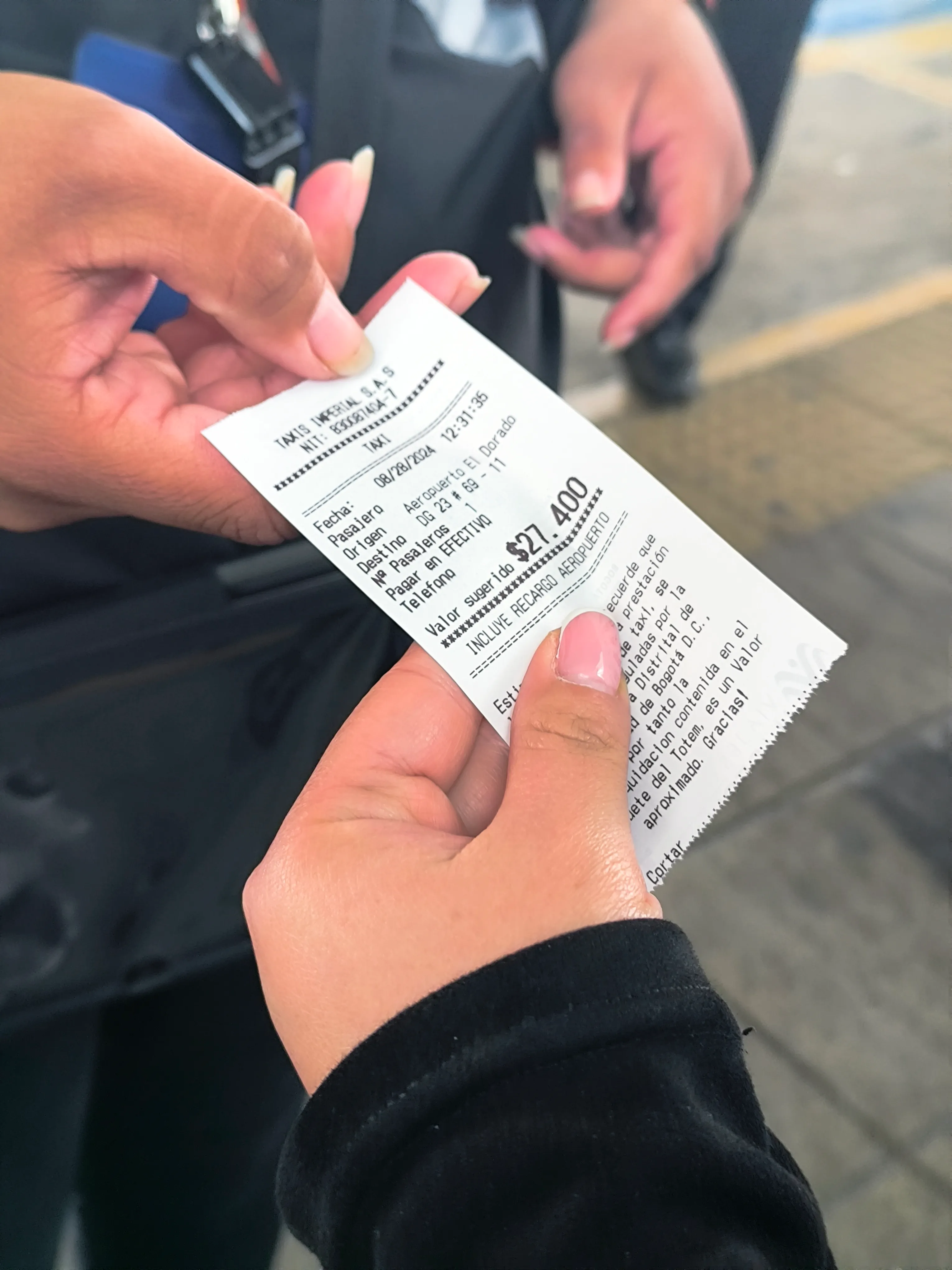 persona recibiendo un tiquete de preliquidación de un servicio
