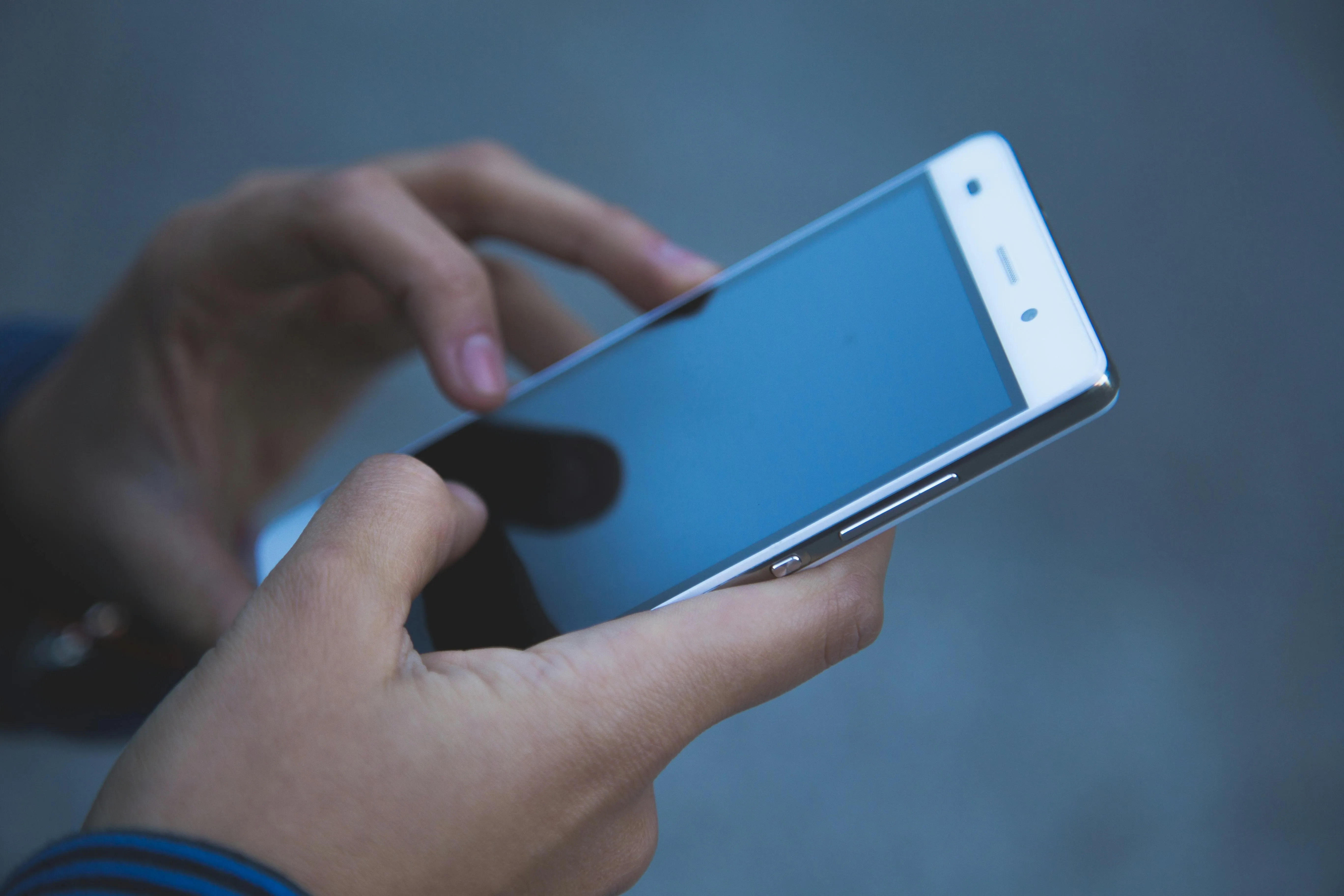 persona con un celular en la mano