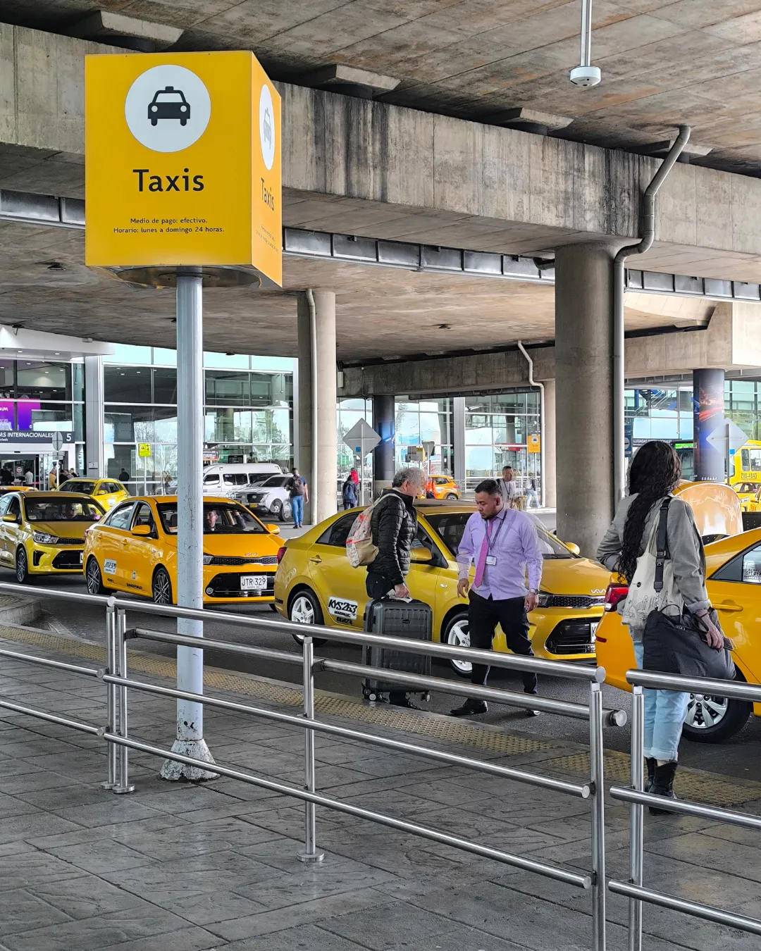 zona de taxi autorizado en el aeropuerto el dorado