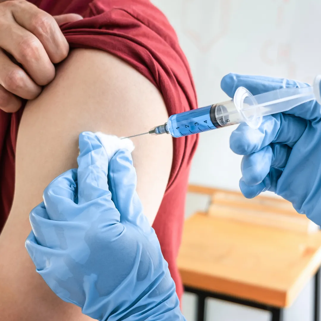 persona siendo vacunada en el brazo