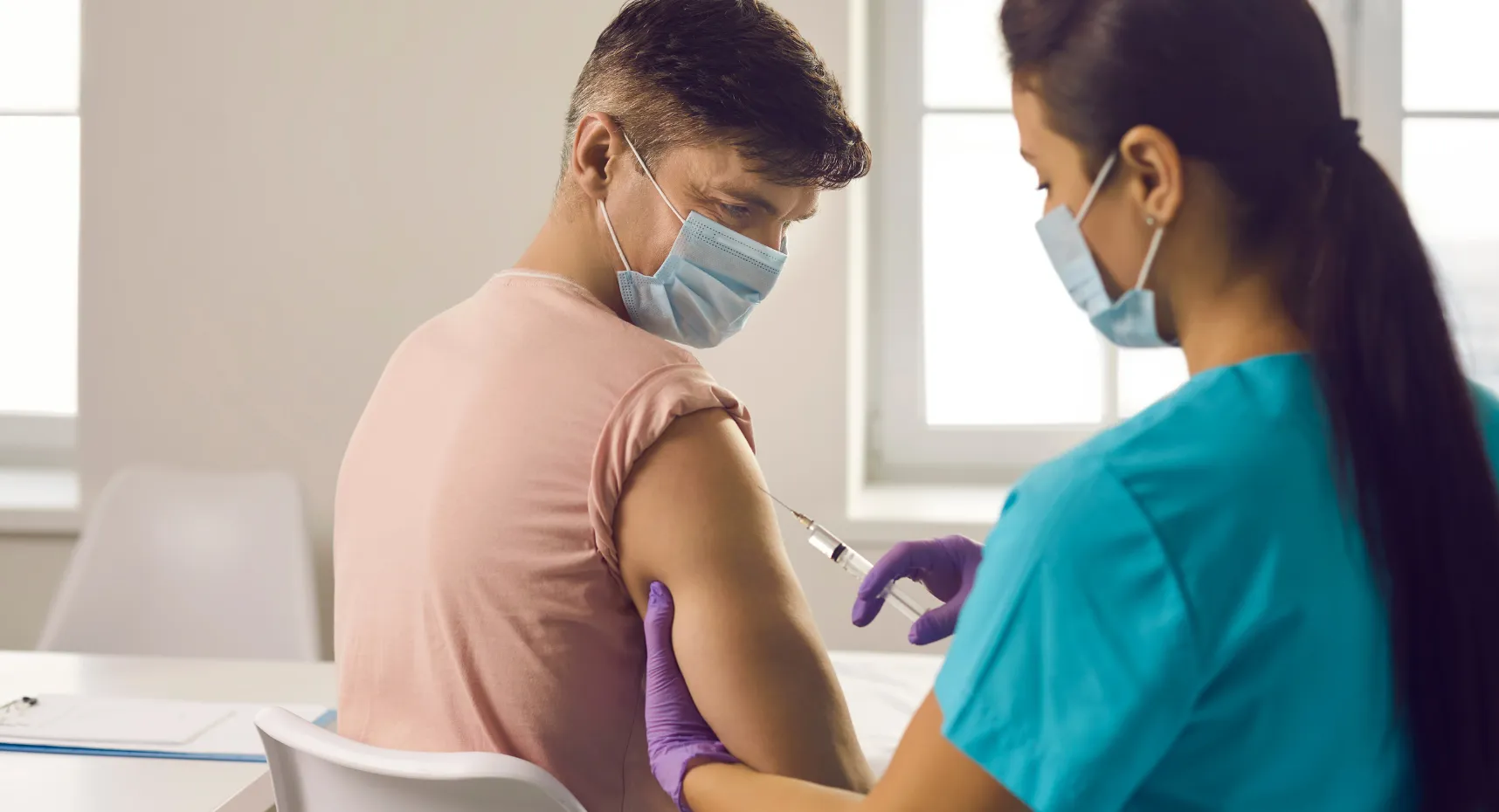 Personal de salud vacunando a una persona