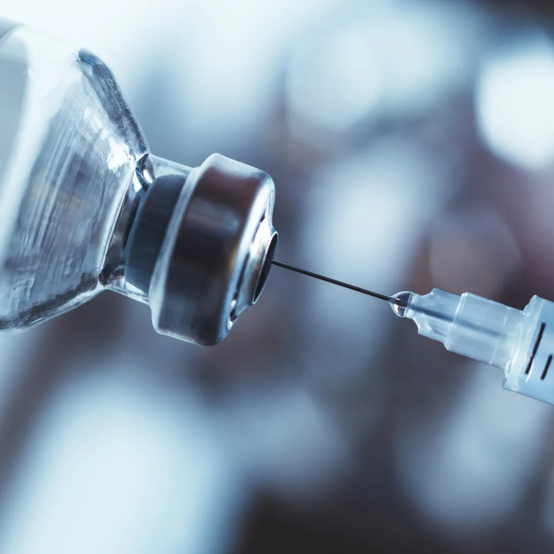 jeringa sacando una dosis de medicina